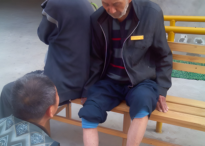與老人談心